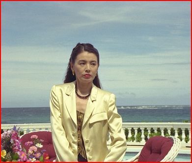ドラマ内にてオーシャンビューのテラスで一人佇む篠ひろ子